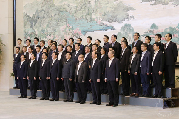 1557877765604.jpg 省領導與2018年度省科學技術獎一等獎獲得者合影.jpg