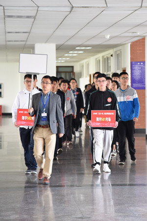 1555147915301.jpg 考生入場 張諶明攝.jpg