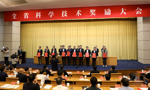 1557877705021.jpg 省領導為2018年度省科學技術獎一等獎獲得者頒獎-右一為李青老師 (3).jpg