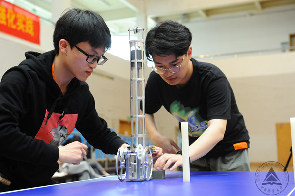 中國計量大學“雙8字”賽前調試 陳幗 攝.jpg