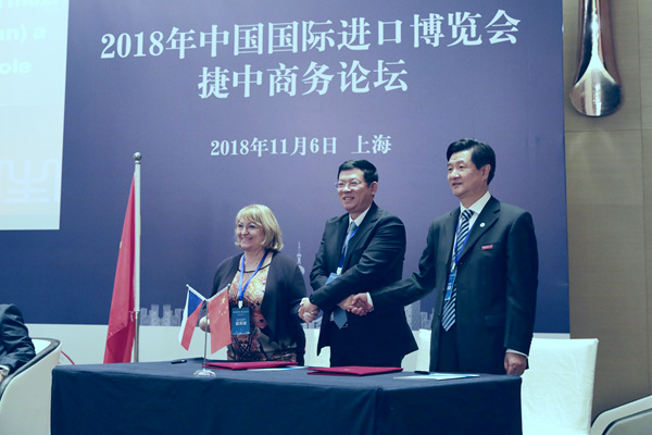 1541996619097.jpg 簽約儀式2_副本.jpg