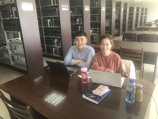 圖為:楊澤林和朱鶯在圖書館。 校方提供 圖為:楊澤林和朱鶯在圖書館。 校方提供