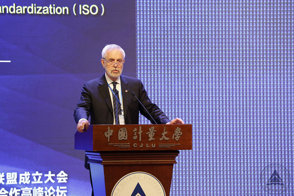 1526869281852.jpg 國(guó)際標(biāo)準(zhǔn)化組織主席約翰·沃爾特致辭 徐拓?cái)z30.jpg