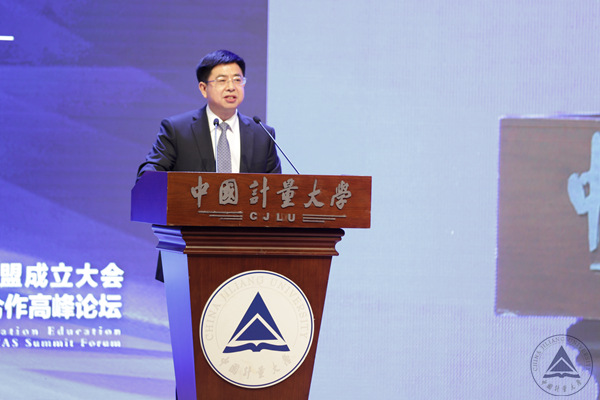 1526869336214.jpg 國(guó)家標(biāo)準(zhǔn)化管理委員會(huì)副主任陳洪俊致辭 徐拓?cái)z25.jpg