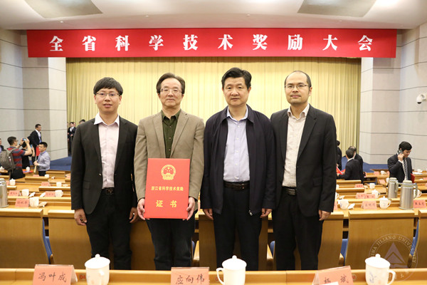 1557877734900.jpg 我校獲獎者與校長合影.jpg