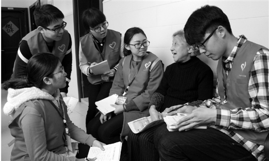 中國計量大學志愿者關愛老年人眼部健康