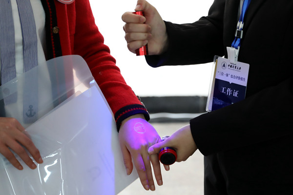 1555148056185.jpg 核驗蓋章(熒光顯色) 戴潔攝.jpg