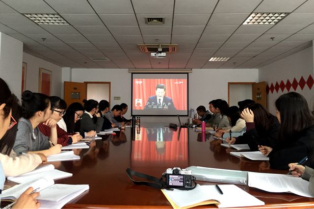 1508313126221.jpg 大-藝術與傳播學院師生收看十九大開幕會_副本.jpg