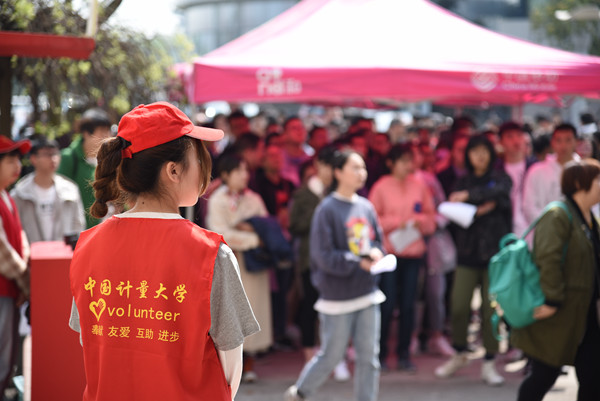 1555148099347.jpg 考生候場 張諶明攝.jpg