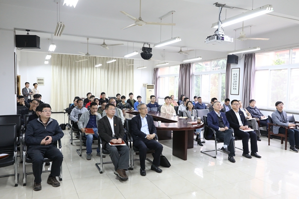 1556607411918.jpg 中國計量大學黨委書記張土喬與青年大學生一同收聽收看習近平總書記的重要講話_副本.jpg